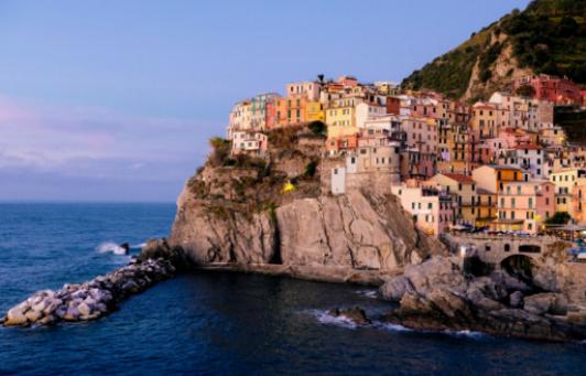 Seaside Retreats: Choosing the Best Beachfront Hotels in Cinque Terre