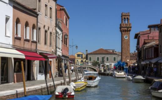 Murano's Christmas Glass Market: Festive Treasures Await